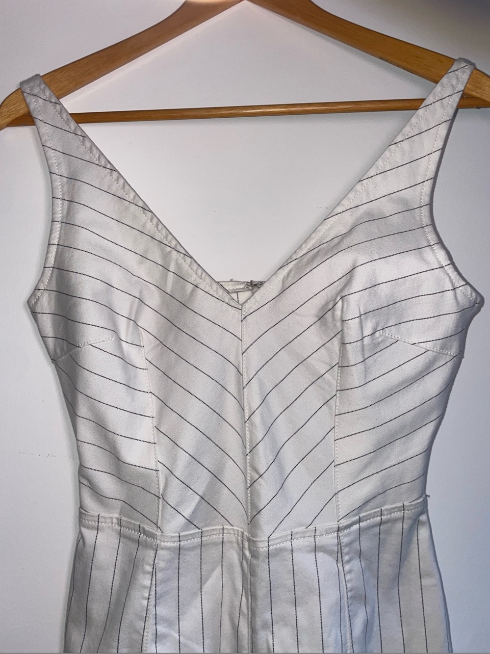 NWT - DYNAMITE White Denim Pinstripe V-Neck Sleeveless Jumpsuit XS NEW - Picture 2 of 5